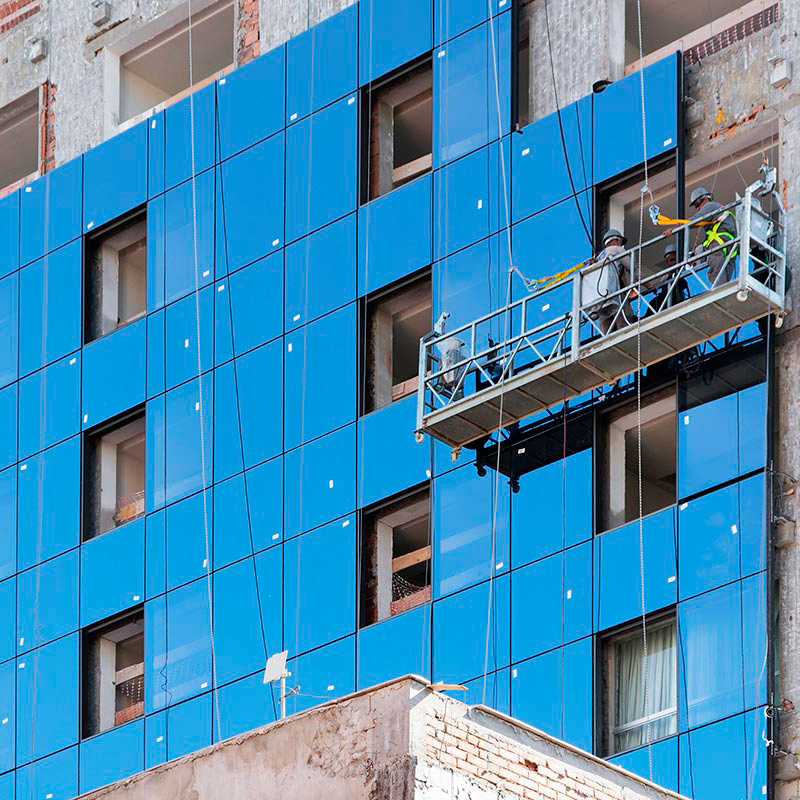Imagem mostra uma fachada aerada sendo implementada em um edifício.