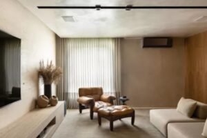 Poltrona Mole assinada por Sergio Rodrigues em uma decoração de luxo.