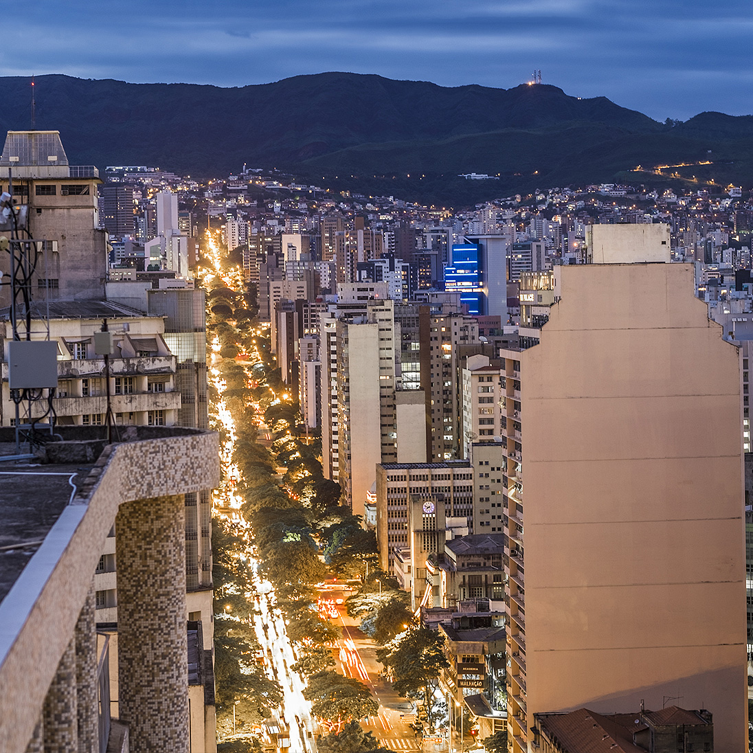 Imagem mostra vista noturna do bairro Funcionários.