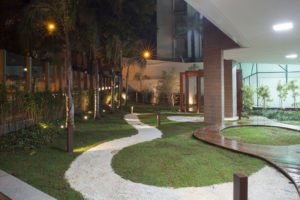 Imagem mostra foto do jardim com pergolado do empreendimento Château Lumière, da Monterre Construtora.